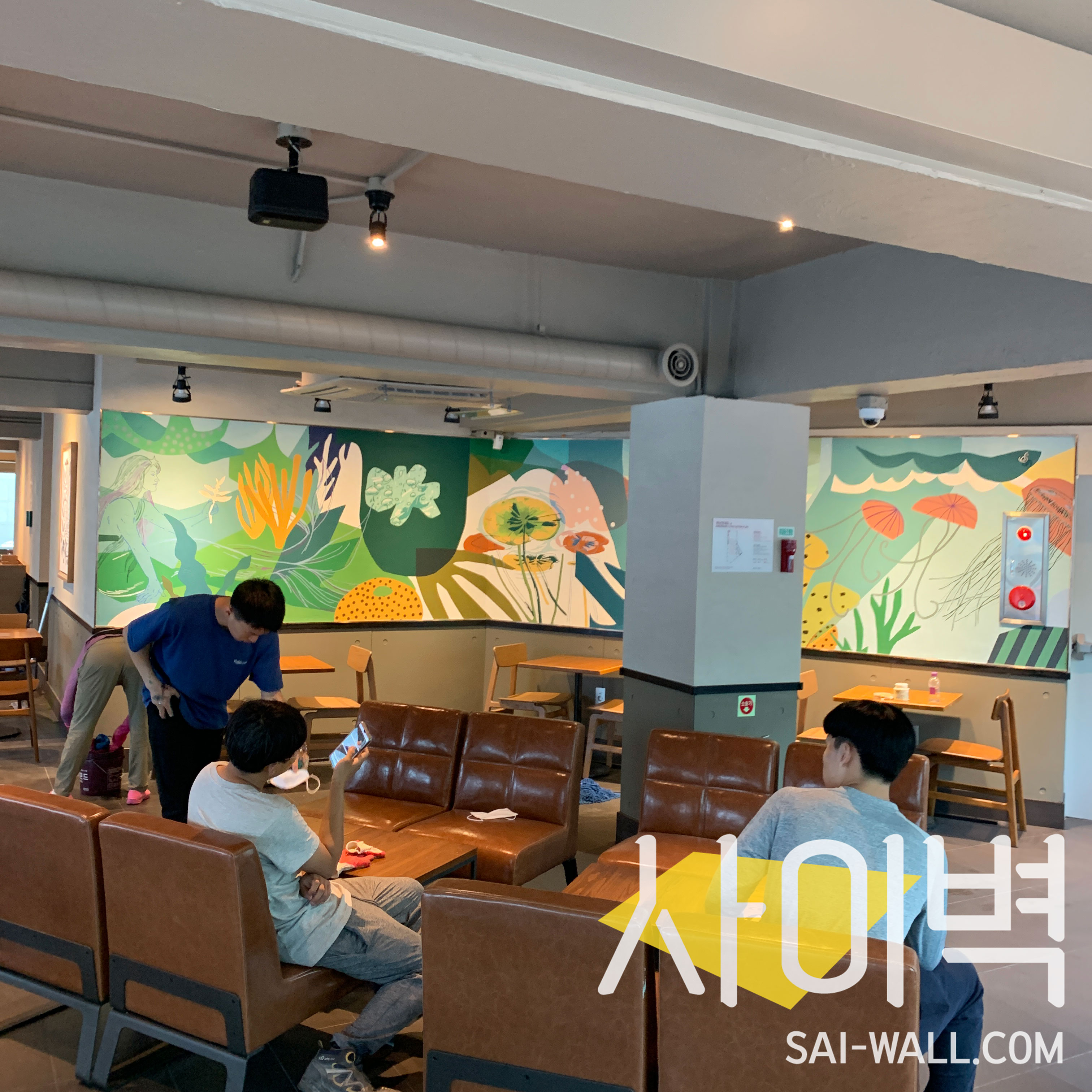 스타벅스 성균관대점 벽화 시공 사진 4